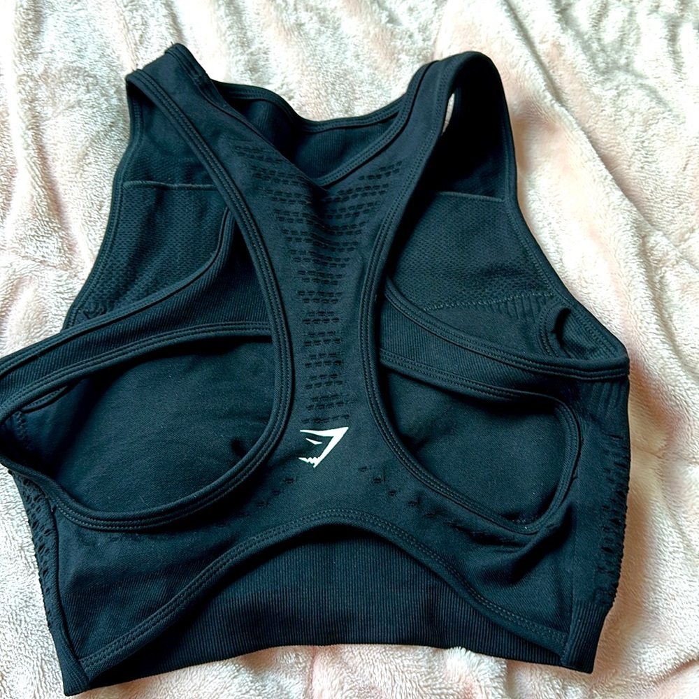Gymshark black sports top Sz M.
